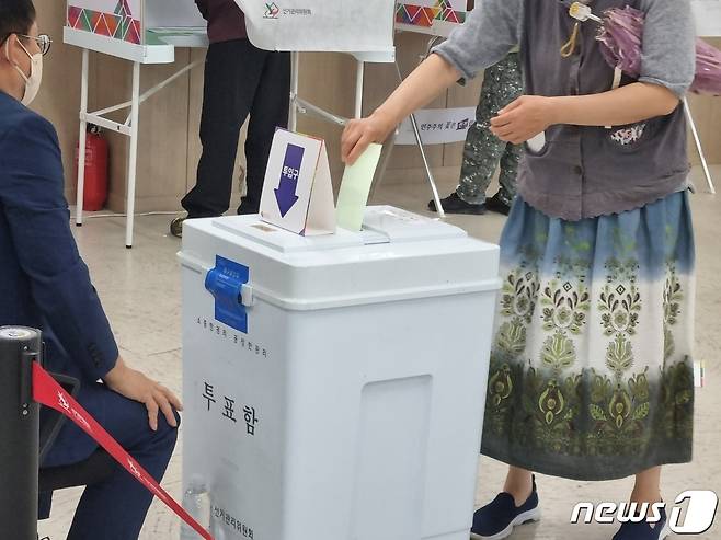 지난 2022년 제8회 전국동시지방선거 당시 강원 강릉 옥계면 크리스탈밸리센터에 마련된 강릉 옥계면 제1투표소에서 투표하는 유권자.(뉴스1 DB)ⓒ 뉴스1 윤왕근 기자