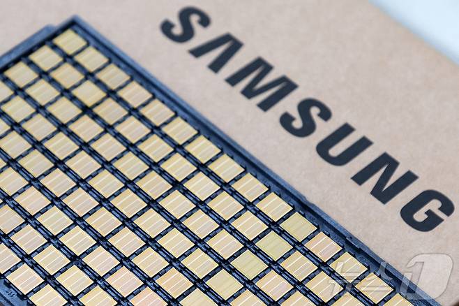 삼성전자가 업계 최고 성능의 6세대 고대역폭메모리(HBM4)를 세계 최초로 양산 출하를 시작했다고 12일 밝혔다. 사진은 삼성전자 HBM4 제품 사진. (삼성전자 제공. 재판매 및 DB 금지)