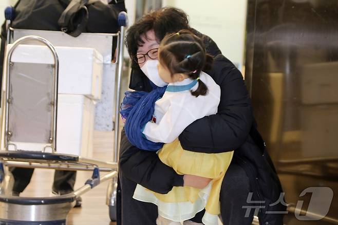 설 연휴가 시작된 14일 오전 제주국제공항 1층 도착 대합실에서 손녀와 할머니가 꼭 끌어안고 인사를 나누고 있다. 제주도관광협회에 따르면 이번 연휴 동안 제주도에는 입도객 24만5000여 명이 올 것으로 예상된다.2026.2.14 ⓒ 뉴스1 홍수영 기자