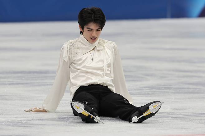 차준환이 13일(한국시간) 이탈리아 밀라노 아이스스케이팅 아레나에서 열린 2026 밀라노ㆍ코르티나담페초 동계올림픽 남자 싱글 프리스케이팅 연기를 마친 후 아쉬워하고 있다. 사진 | 밀라노=연합뉴스