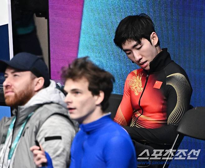 10일 이탈리아 밀라노 아이스스케이팅 아레나에서 쇼트트랙 남자 1000m 예선이 열렸다. 상대 파울 인정으로 예선 통과한 중국 린샤오쥔. 밀라노(이탈리아)=송정헌 기자songs@sportschosun.com/2026.02.10/