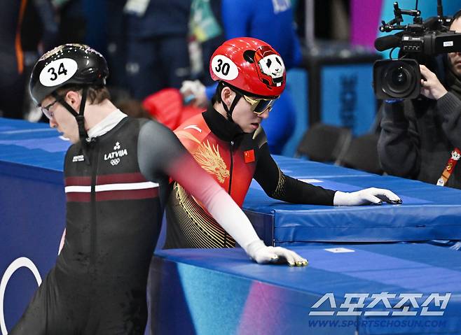 10일 이탈리아 밀라노 아이스스케이팅 아레나에서 쇼트트랙 남자 1000m 예선이 열렸다. 상대 파울 인정으로 예선 통과한 중국 륀샤오쥔. 밀라노(이탈리아)=송정헌 기자songs@sportschosun.com/2026.02.10/