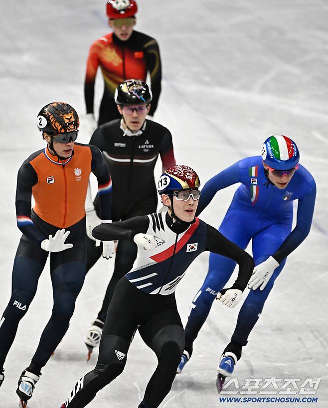 13일(한국시간) 이탈리아 밀라노 아이스스케이팅 아레나에서 쇼트트랙 남자 1000m 준준결선이 열렸다. 중국 린샤오쥔 꼴찌 탈락, 통과한 임종언. 밀라노(이탈리아)=송정헌 기자songs@sportschosun.com/2026.02.13/