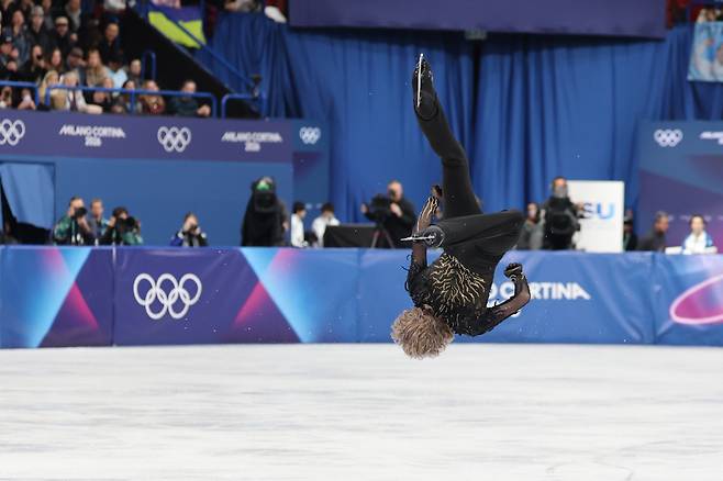 환상 백플립도 뒤집지 못한 아쉬운 결과

    (밀라노=연합뉴스) 서대연 기자 = 13일(현지시간) 이탈리아 밀라노 아이스스케이팅 아레나에서 열린 2026 밀라노ㆍ코르티나담페초 동계올림픽 남자 싱글 프리 스케이팅에 출전한 미국 일리야 말리닌이 백플립 기술을 선보이고 있다. 

    유력한 우승 후보로 꼽히던 말리닌은 아쉬운 연기를 보이며 264.49점으로 8위에 머물렀다.2026.2.14