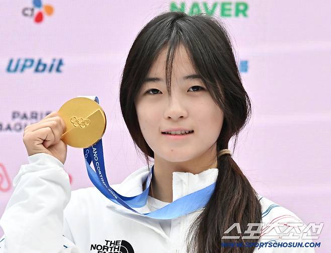 14일 이탈리아 밀라노 코리아하우스에서 스노보드 하프파이프 금메달리스트 최가온 기자회견이 열렸다. 금메달 들고 포즈 취하는 최가온. 밀라노(이탈리아)=송정헌 기자songs@sportschosun.com/2026.02.14/