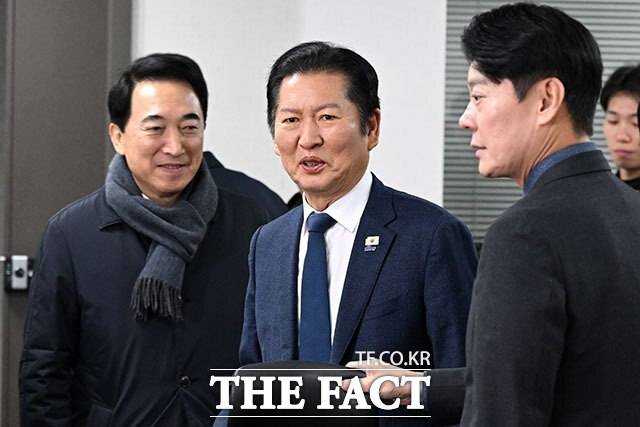 더불어민주당 재선 의원 모임인 '더민재'가 정청래 대표와 약 1시간 40분간 만나 조국혁신당과의 합당 문제를 놓고 의견을 교환했다. 사진은 10일 여의도 국회 의원회관에서 열린 재선의원 간담회에 참석한 정 대표. /남용희 기자