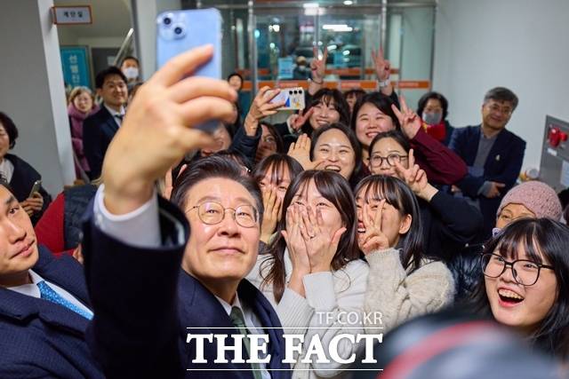 지난 11일 충북 충주시 충주시건강복지타운 내 그냥드림 코너를 찾아 시민들과 셀카를 찍고 있는 이재명 대통령. /청와대