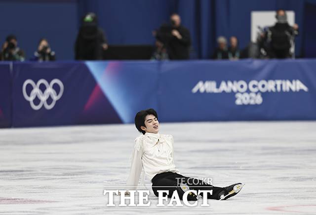 남자 피겨 차준환이 13일(현지시간) 이탈리아 밀라노 아이스 스케이팅 아레나에서 열린 2026 밀라노·코르티나 담페초 동계올림픽 피겨스케이팅 남자 싱글 프리스케이팅에서 연기를 마치고 잠시 주저 앉아 휴식을 취하고 있다. /뉴시스