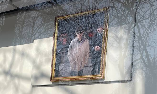 13일 중국 베이징 주중 북한대사관 게시판에 김정일의 사진이 붙어 있다./ 베이징=이벌찬 특파원