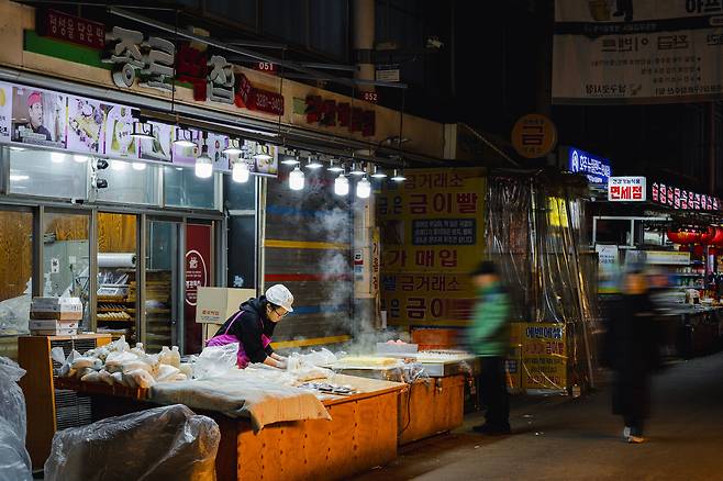 지난 9일 본지 조유미 기자가 서울 구로구 남구로시장 ‘종로떡집’ 매대에서 갓 나온 가래떡을 자르고 있다. /이건송 영상미디어 기자