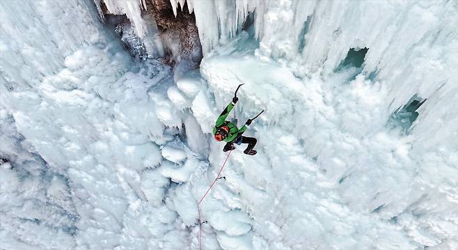 지난 9일 강원 원주 판대 아이스파크에서 고철준(64)씨가 피켈(곡괭이)과 크램폰(빙벽 전용 신발에 결착하는 아이젠)을 이용해 50m 높이의 얼음벽을 오르고 있는 모습. 40~50대 때 취미로 등산을 시작했다가 60대부터 암·빙벽 등반에 도전하는 경우가 많다고 한다./ 박상현 기자