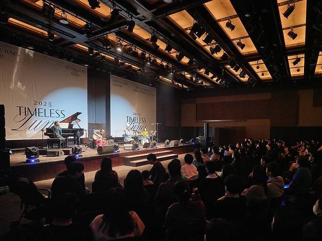 /신라호텔 지난해 서울신라호텔에서 열린 '타임리스 튠즈: 루나 쇼타임' 공연 모습