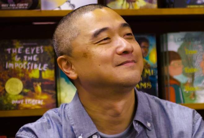 ’길을 찾는 책 도덕경’의 작가 켄 리우(Ken Liu). 단편소설 ‘종이동물원’으로 휴고상, 네뷸러상, 세계환상문학상을 동시에 석권했고 류츠신의 ‘삼체’를 영어로 번역해 글로벌 베스트셀러로 만들기도 했다.