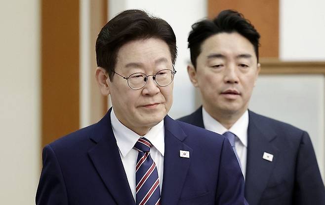 이재명 대통령과 강훈식 비서실장이 12일 청와대에서 열린 수석보좌관회의에 입장하고 있다. 연합뉴스