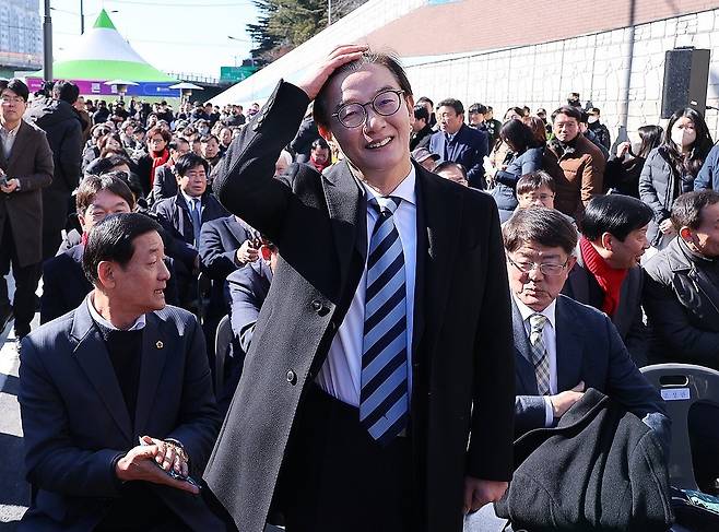 더불어민주당 전재수 의원(북구갑)이 지난 9일 부산 북구 IC에서 열린 만덕-센텀 고속화도로(대심도) 개통식에서 참석하고 있다. 전 의원은 통일교 금품수수 의혹 이후 공식 행사에 첫 모습을 드러냈다. 연합뉴스
