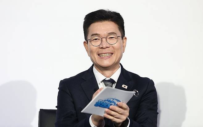 정원오 성동구청장이 8일 서울 올댓마인드 문래에서 열린 북콘서트에서 손뼉 치고 있다. 연합뉴스