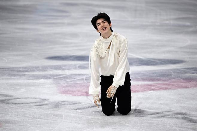 차준환이 14일 이탈리아 밀라노 아이스 스케이팅 아레나에서 열린 피겨스케이팅 남자 싱글 프리스케이팅 경기를 마친 뒤 빙판에 그대로 앉아 감정을 삼키고 있다. 밀라노사진공동취재단