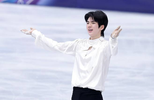 피겨 차준환이 13일(현지시간) 이탈리아 밀라노 아이스 스케이팅 아레나에서 열린 2026 밀라노·코르티나담페초 동계올림픽 피겨 스케이팅 남자 싱글 프리 스케이팅에서 연기를 마친 후 관중석을 향해 인사하고 있다. 2026.2.14 ⓒ 뉴스1 김성진 기자