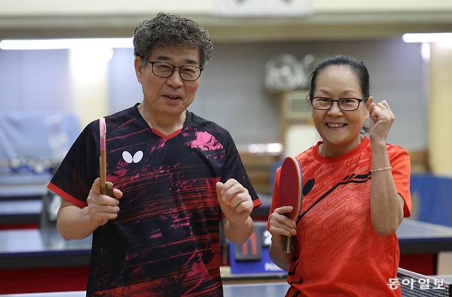 이동명(왼쪽) 김석순 씨 부부가 서울 강동구 코리아탁구체육관에서 활짝 웃고 있다. 변영욱 기자 cut@donga.com