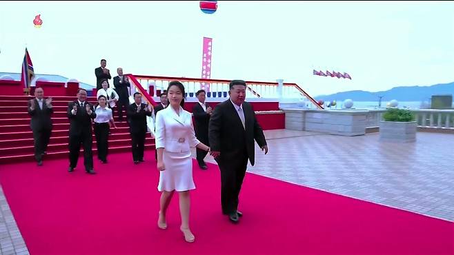 김정은 북한 국무위원장이 2025년 6월  24일 아내 리설주, 딸 주애와 함께 원산갈마해안관광지구 준공식에 참석했다고 조선중앙TV가 26일 보도했다. 조선중앙TV 캡쳐 뉴시스