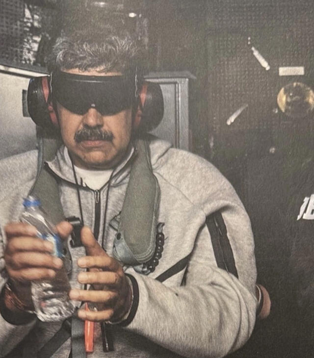 도널드 트럼프 미국 대통령이 지난 1월 3일(현지시간) 미군이 기습적인 군사 작전으로 체포한 니콜라스 마두로 베네수엘라 대통령의 근황 사진을 공개했다. [트루스소셜 캡처]