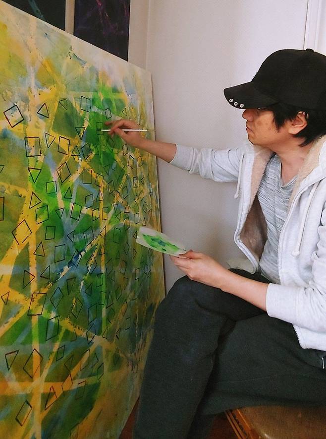 개인 작업실에서 그림을 그리고 있는 윤진수 작가 /사진=윤진수씨 제공