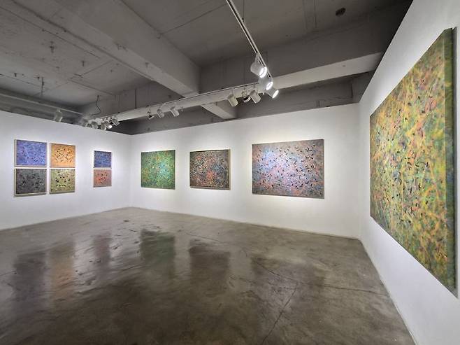 2025년 11월 서울 인사동 갤러리 더플럭스에서 열린 윤진수 작가 제13회 개인전 전경 /사진=윤진수씨 제공