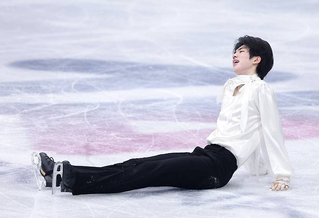 피겨 차준환이 13일(현지시간) 이탈리아 밀라노 아이스 스케이팅 아레나에서 열린 2026 밀라노·코르티나담페초 동계올림픽 피겨 스케이팅 남자 싱글 프리 스케이팅에서 연기를 마친 후 다리가 풀려 일어나지 못하고 있다. 2026.2.14 /사진=뉴스1