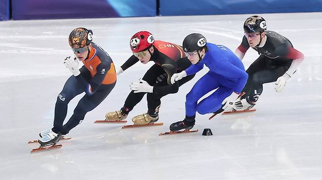 중국 쇼트트랙 선수 린샤오쥔(한국명 임효준)이 10일(현지시간) 이탈리아 밀라노 아이스 스케이팅 아레나에서 열린 2026 밀라노·코르티나담페초 동계올림픽 쇼트트랙 남자 1000m 예선에서 질주하고 있다.뉴스1