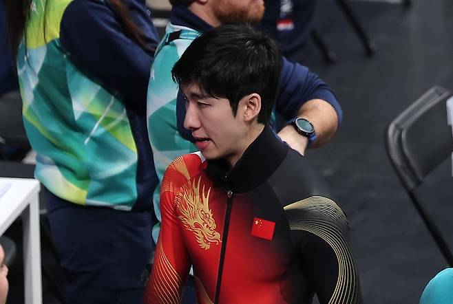 중국 쇼트트랙 린샤오쥔(한국명 임효준)이 10일(현지시간) 이탈리아 밀라노 아이스 스케이팅 아레나에서 열린 2026 밀라노·코르티나담페초 동계올림픽 쇼트트랙 혼성 2000m 계주 결승에서 4위를 기록한 후 베뉴를 빠져나가고 있다.뉴스1