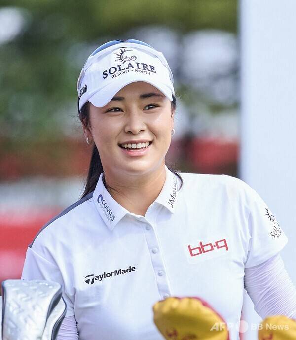 최혜진, 양희영, 이소미, 이동은, 유현조, 홍정민, 방신실, 김민솔, 고지원, 마다솜, 정윤지, 서교림, 배소현, 박혜준, 김시현, 박보겸, 김민선7, 이채은2 프로와 함께 2026년 유럽여자프로골프투어(LET) 개막전 PIF 사우디 레이디스 인비테이셔널에 출전한 윤이나 프로가 우승 경쟁에 뛰어들었다. 사진제공=ⓒAFPBBNews = News1 (사진을 무단으로 사용하지 마십시오.)