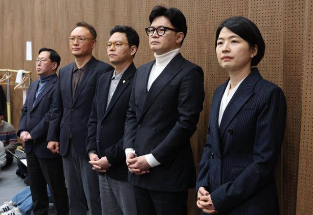 한동훈 전 국민의힘 대표와 친한계 의원들이 13일 서울 여의도 국회 소통관에서 국민의힘 중앙윤리위원회의 '당원권 정지 1년' 징계에 대한 배현진 의원의 입장 발표 기자회견을 지켜보고 있다. 뉴시스