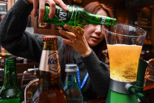 강혜지 하이트진로 주임이 지난달 27일 서울 강남구 깐부치킨 삼성점에서 테라 소맥타워를 이용해 소맥 제조 시연을 하고 있다. 강 주임은 "소맥타워를 이용하면 훨씬 부드러운 소맥의 맛을 느낄 수 있다"고 설명했다. 윤기훈 인턴기자