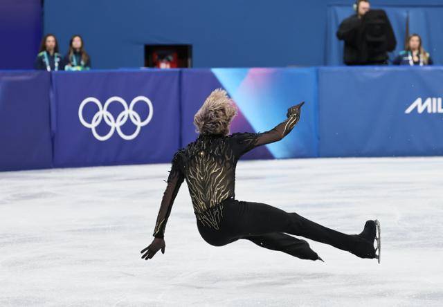 미국 피겨스케이팅 일리아 말리닌이 14일(한국시간) 이탈리아 밀라노 아이스 스케이팅 아레나에서 열린 2026 밀라노·코르티나 담페초 동계올림픽 피겨스케이팅 남자 싱글 프리스케이팅에서 점프 도중 넘어지고 있다. 밀라노=뉴시스