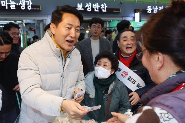 오세훈 서울시장이 14일 서울 영등포구 영등포 전통시장을 방문해 설 명절 물가점검 겸떡과 만두를 구매하고 있다. 2026.02.14. 뉴시스
