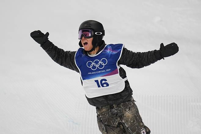 이채운이 14일 리비뇨 스노 파크에서 열린 2026 밀라노-코르티나 동계올림픽 스노보드 남자 하프파이프 결선 3차 주행서 라이딩을 마친 뒤 환호하고 있다. AP=연합뉴스