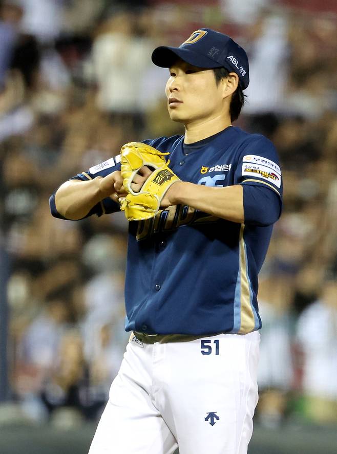 2024 KBO리그 프로야구 두산베어스와 NC다이노스의 경기가 24일 오후 서울 잠실야구장에서 열렸다. 5회말 무사 1루 제라드에게 투런홈런를 허용한 이재학이 허탈해 하고 있다. 잠실=김민규 기자 mgkim1@edaily.co.kr /2024.09.24/