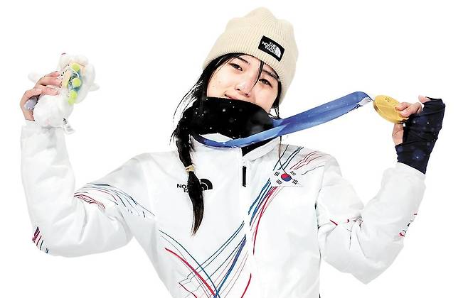 12일(현지시간) 이탈리아 리비뇨 스노파크에서 열린 2026 밀라노·코르티나담페초 동계올림픽 스노보드 여자 하프파이프 결선에서 금메달을 획득한 스노보드 최가온. 뉴스1