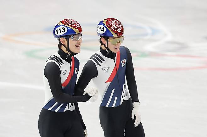 남자 쇼트트랙 1500m 준준결승에서 함께 달리게 된 임종언(왼쪽)과 신동민. 뉴스1
