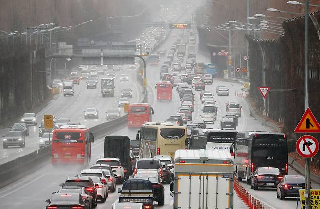 지난해 1월 궂은 날씨 속에 경부고속도로 잠원IC 인근에 귀성 차량이 몰려 정체를 빚고 있다. 연합뉴스
