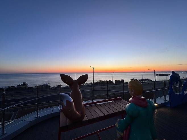 지난해 11월 개통한 동해고속도로의 포항휴게소는 해돋이 명소로 통한다. 사진 한국도로공사