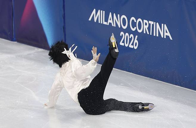 13일(현지시간) 이탈리아 밀라노 아이스스케이팅 아레나에서 열린 2026 밀라노·코르티나담페초 동계올림픽 남자 싱글 프리 스케이팅에 출전한 차준환이 점프 연기를 펼치던 중 넘어지고 있다. 연합뉴스