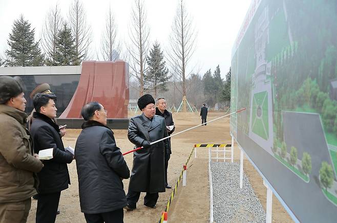 북한 노동당 기관지 노동신문은 14일 “김정은 동지께서 2월 13일 해외군사작전 전투위훈기념관 건설 사업을 현지에서 지도했다”고 보도했다. 노동신문=뉴스1