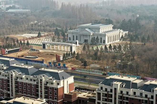 북한 노동당 기관지 노동신문은 14일 “김정은 동지께서 2월 13일 해외군사작전 전투위훈기념관 건설 사업을 현지에서 지도했다”고 보도했다. 노동신문=뉴스1