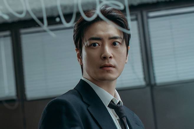 13일 공개된 넷플릭스 시리즈 '레이디 두아'는 세상을 바꿀 수 없어 자신의 정체를 바꾸기로 한 사라킴(신혜선)과 그의 행적을 좇는 형사 박무경(이준혁)의 이야기다. 사진 넷플릭스