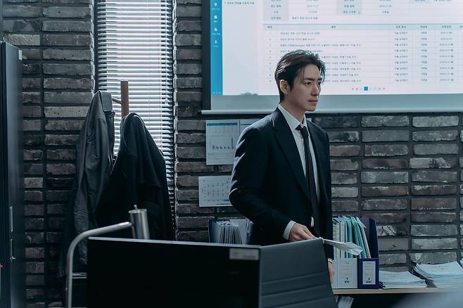 13일 공개된 넷플릭스 시리즈 '레이디 두아'는 세상을 바꿀 수 없어 자신의 정체를 바꾸기로 한 사라킴(신혜선)과 그의 행적을 좇는 형사 박무경(이준혁)의 이야기다. 사진 넷플릭스