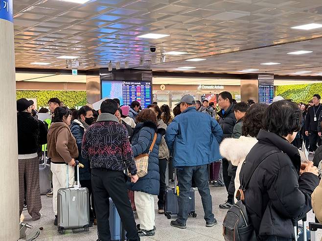 올해 초 제주공항을 통해 제주를 찾은 관광객들. 최충일 기자