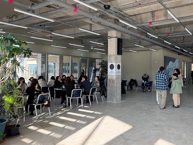 올해 초 제주를 찾은 관광객들이 제주시 애월읍 하우스오브레퓨즈 더커미서리 카페에서 차를 마시고 있다. 최충일 기자