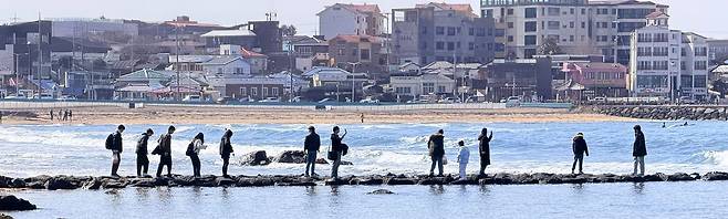 올해 초 제주를 찾은 관광객들이 이호해수욕장을 찾아 사진을 남기고 있다. 최충일 기자