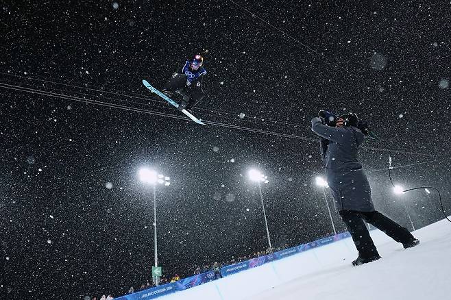 18세 여고생 최가온 선수가 12일(현지시간) 2026년 밀라노·코르티나담페초 동계올림픽 스노보드 여자 하프파이프에서 한국 설상 종목 사상 최초로 금메달을 차지했다. [AP=연합뉴스]